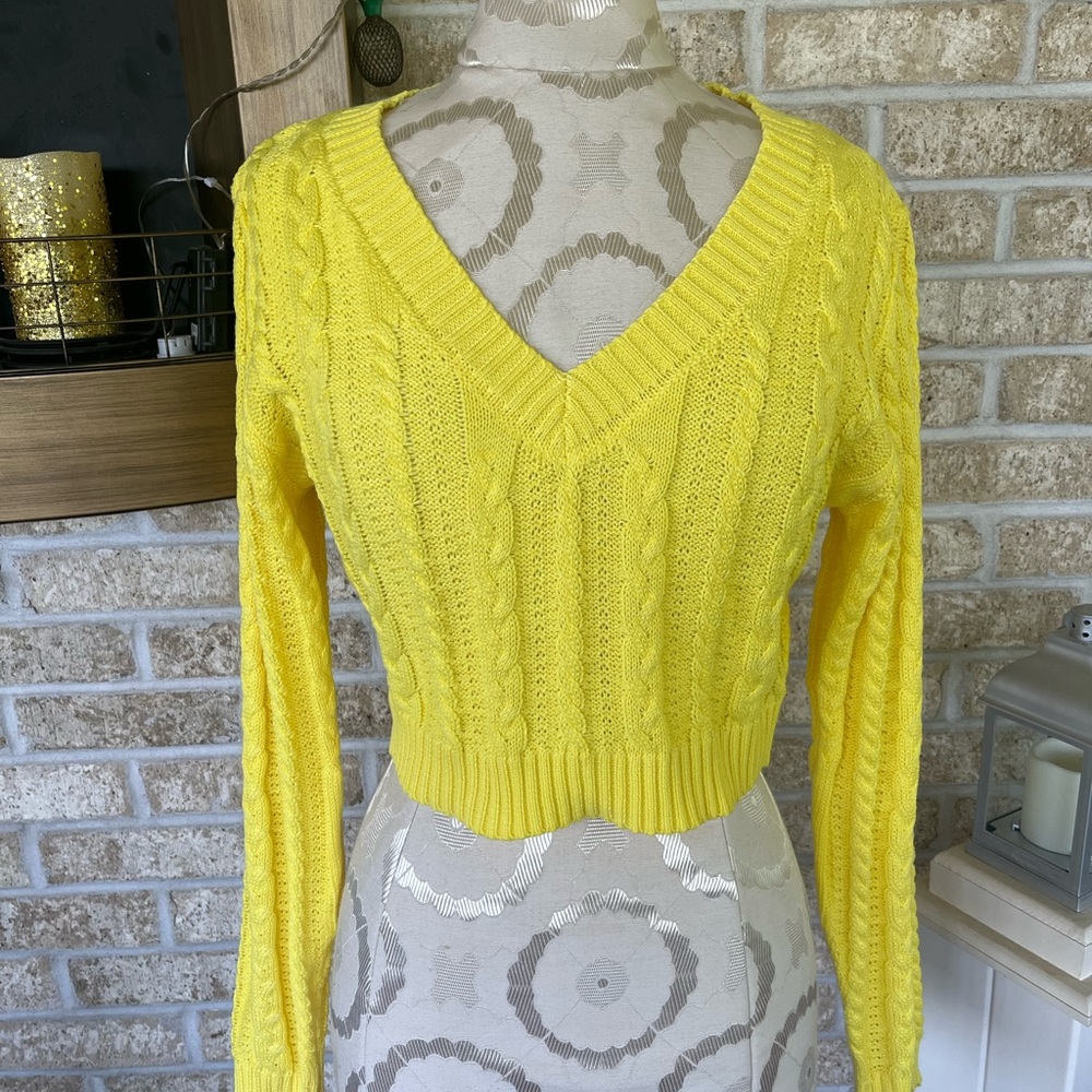 Forever 21 yellow cropped sweater size S NWOT!
